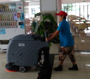 江鈴集團(tuán)食堂保潔采購(gòu)使用X530手推式洗地機(jī) 江鈴集團(tuán)食堂保潔采購(gòu)使用X530手推式洗地機(jī)